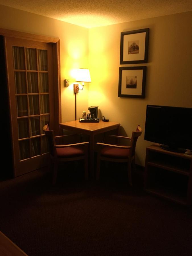 Moose Lake Lodge & Suites Екстериор снимка