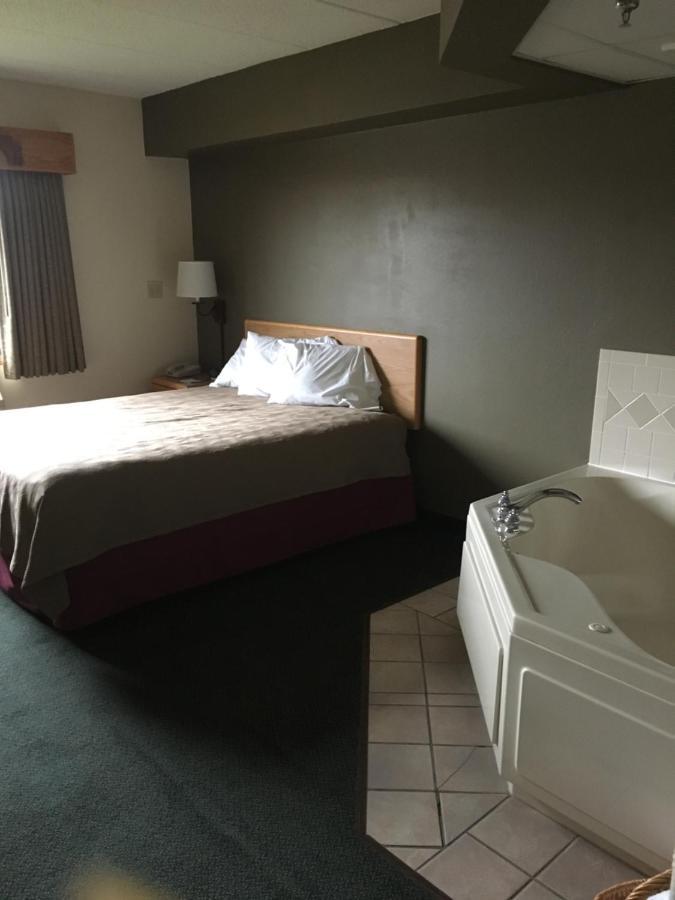 Moose Lake Lodge & Suites Екстериор снимка