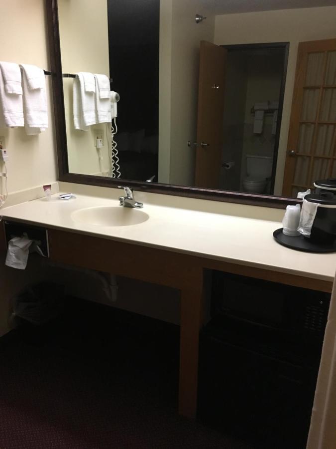 Moose Lake Lodge & Suites Екстериор снимка