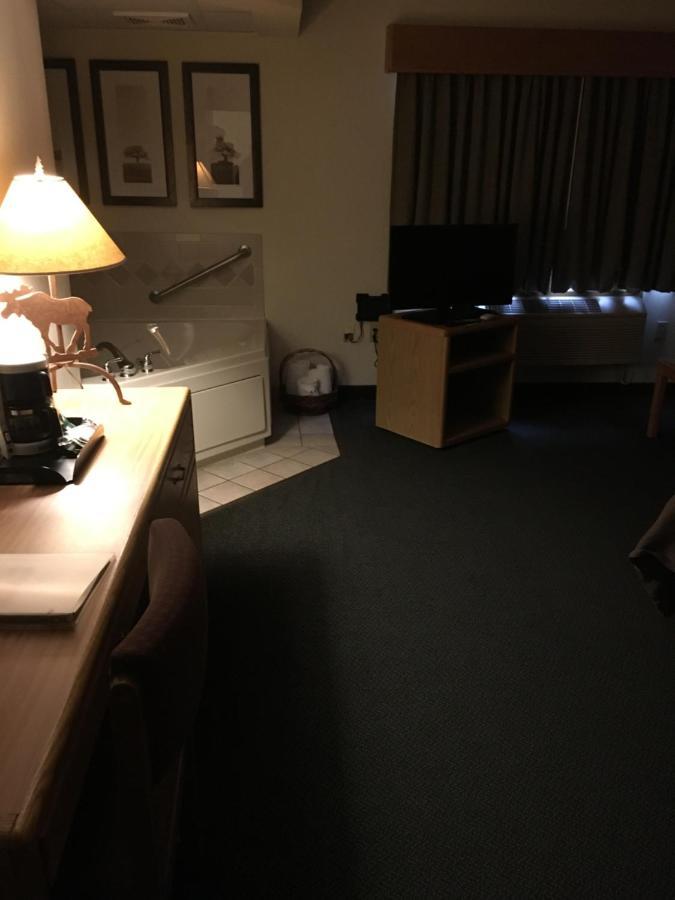 Moose Lake Lodge & Suites Екстериор снимка