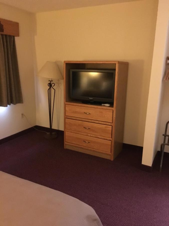 Moose Lake Lodge & Suites Екстериор снимка