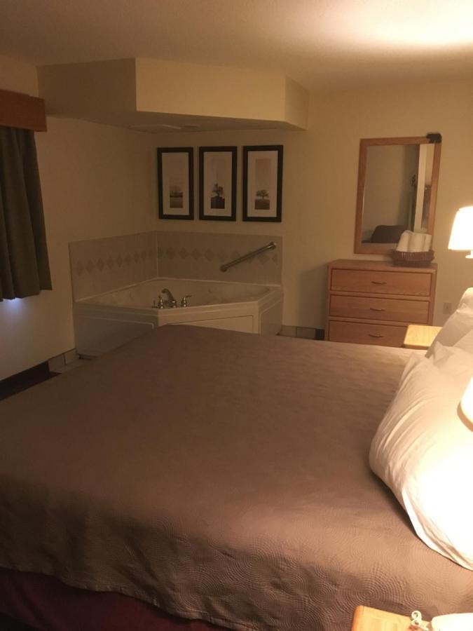 Moose Lake Lodge & Suites Екстериор снимка