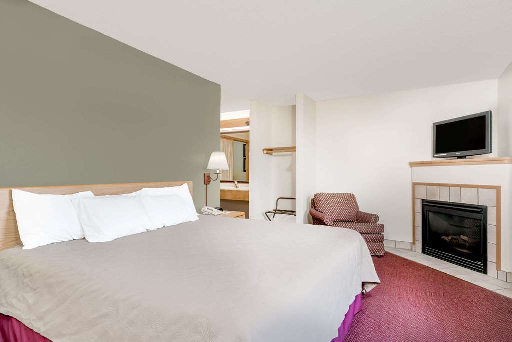 Moose Lake Lodge & Suites Стая снимка