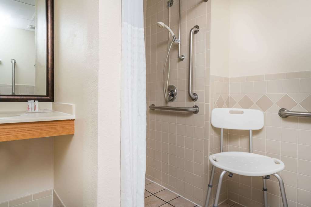 Moose Lake Lodge & Suites Стая снимка