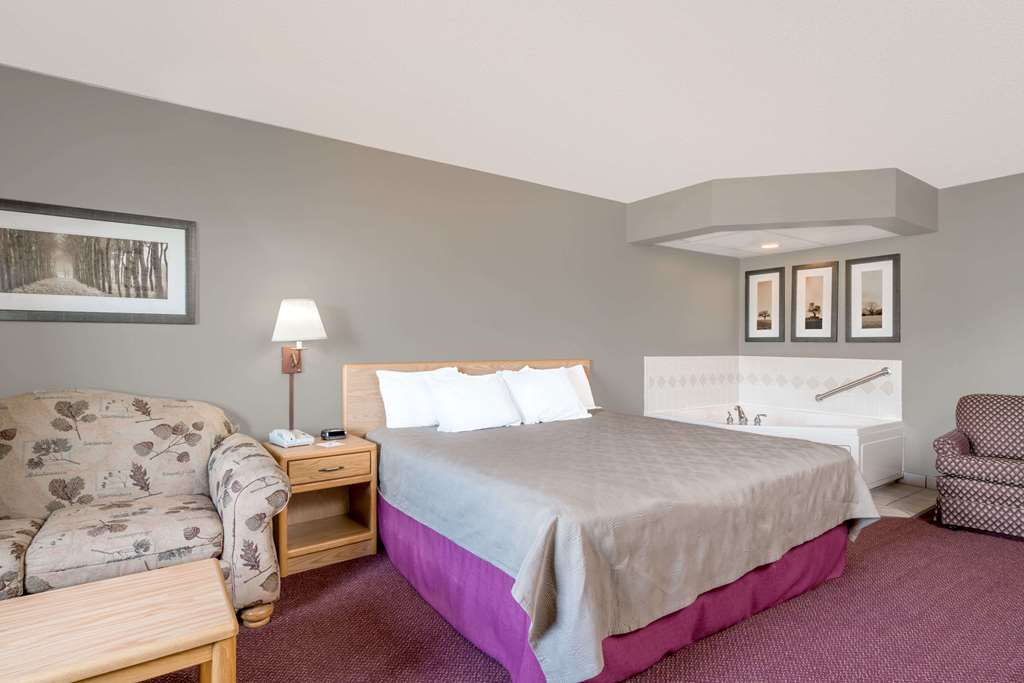 Moose Lake Lodge & Suites Стая снимка